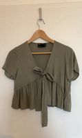 Asos Schößchentop Bluse Shirt Grün Khaki XS 34 Friedrichshain-Kreuzberg - Friedrichshain Vorschau