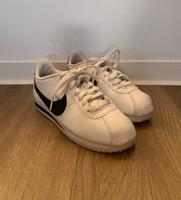 Nike Cortez weiß/schwarz wie neu!! Hessen - Maintal Vorschau