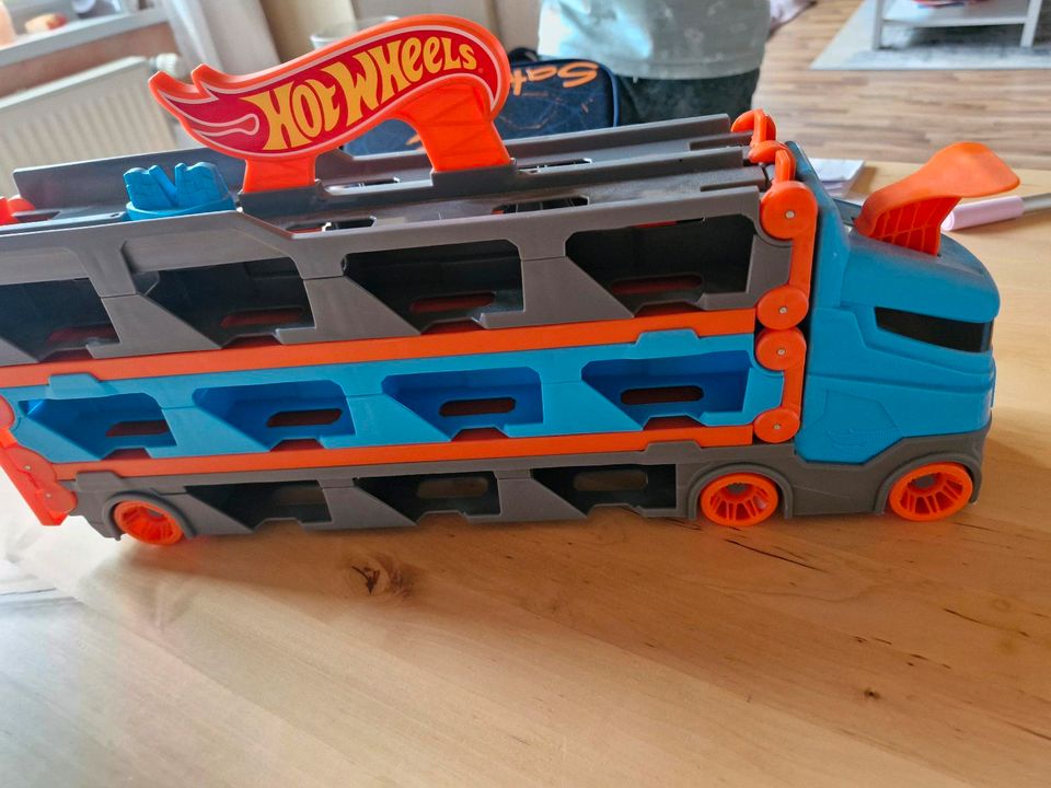 Hot Wheels Spielzeug-Transporter 2-in-1 Rennbahn-Transporter in Osterwieck