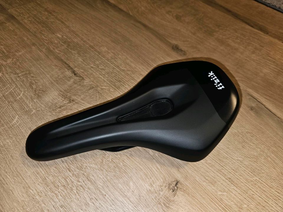 Fizik Terra Aidon X5 / 145mm Sattel in Bad Hersfeld