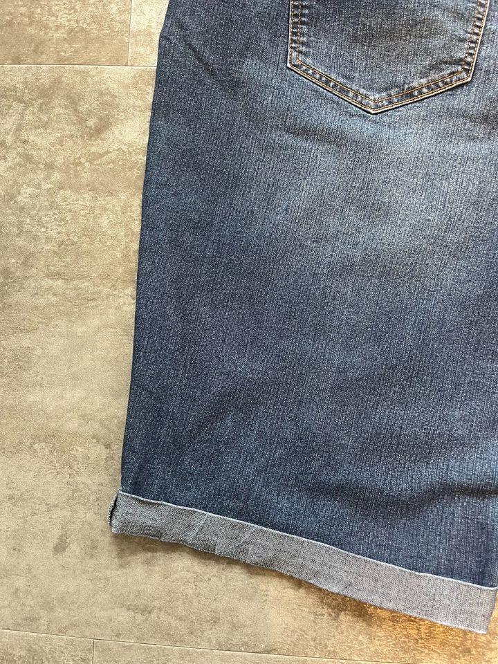 Kurze Jeans mit Aufschlag in Balingen