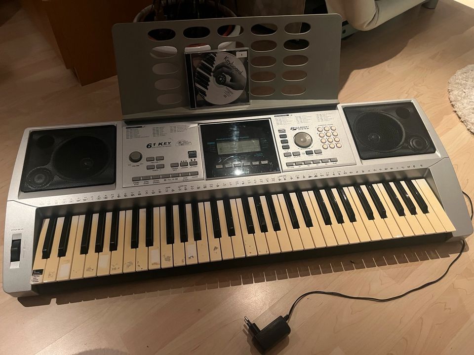 61 key electronic keyboard stereo sampled piano in Göttingen