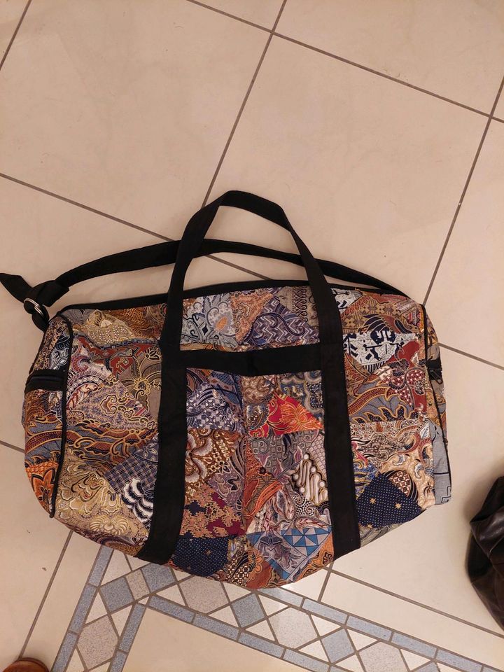 POLSTERREISETASCHE AUS BALI in Veitsrodt