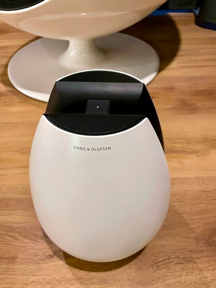 Bang Olufsen BeoLab 11 in weiß ( Vase ) Aktiv Subwoofer in Limburg