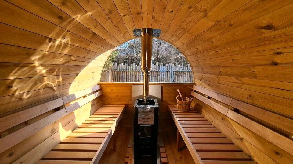 Fasssauna Thermoholz Sauna Gartenhaus Saunafass Holzofen Fassauna Badezuber Hot Tub Badefass Tiny House Gartenhaus See Almhütte Fass Campingplatz Schlaffass Wildnis Holz Saunawagen Unterkunft Pension in Erfurt