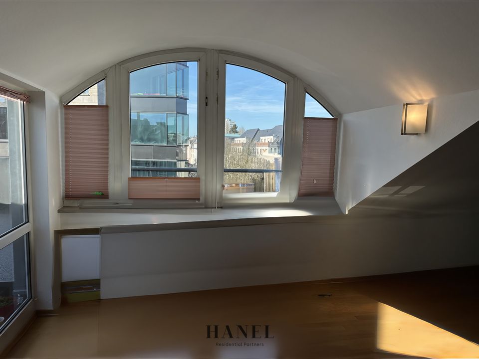 Schöne Wohnung im Maisonette-Stil mit Terrasse, Lift & 2 TG-Plätzen in Frankfurt am Main