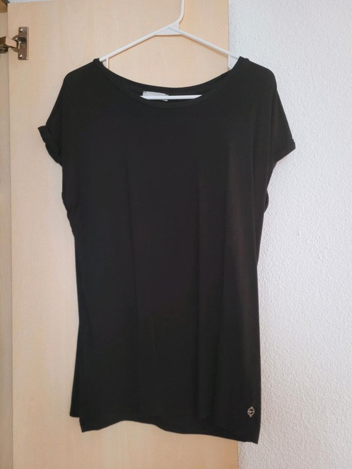 Schwarzes Basic Shirt in Schramberg