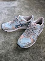 Asics Sneaker mit Weltkarten Print Hessen - Darmstadt Vorschau