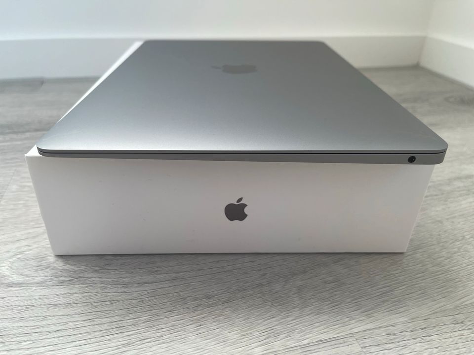 Apple MacBook Air 13 Zoll 256GB SSD M1 8GB Laptop Space Grau in Oberhausen