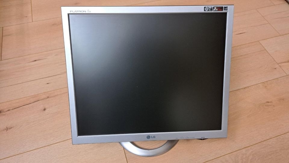 LG Monitor Flatron L1970HR-BF in Altenstadt