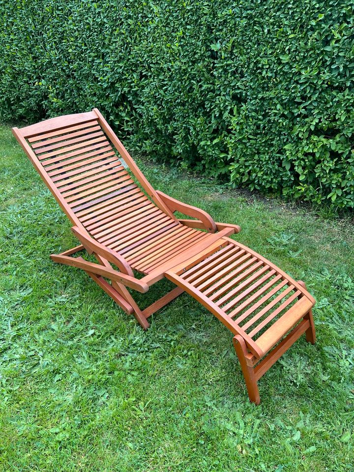 Schöner Relax Liegestuhl aus Holz in Rothenburg