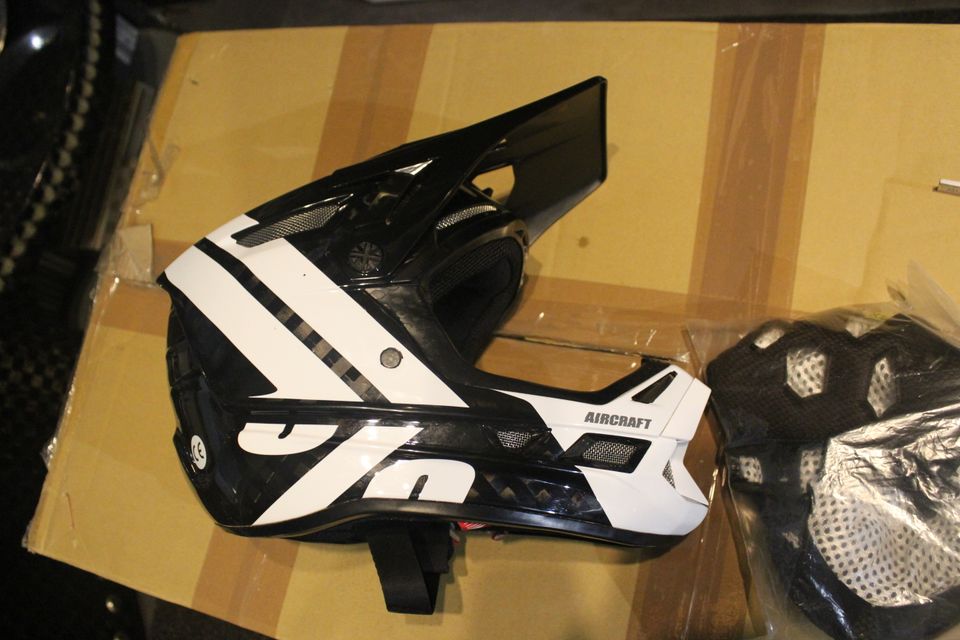 100% Aircraft Carbon Downhil Enduro Helm Mips 52-56cm  xs-s in Hohenfelde