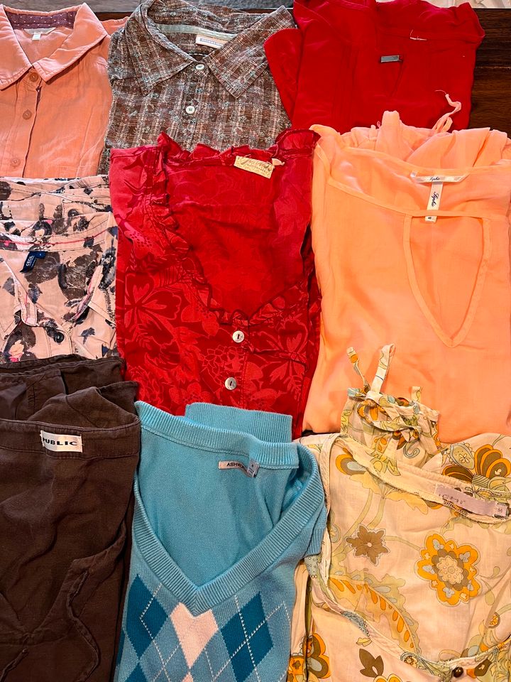 Kleiderpaket mit 12 Oberteilen, Gr. M-L, u.a. Soccx, Public, Mexx in Fehmarn
