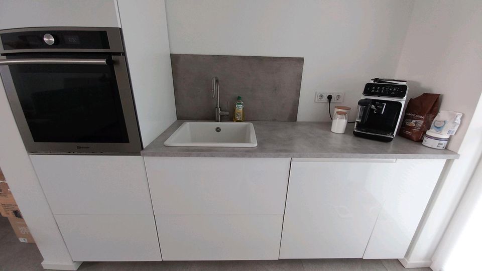 IKEA Küche mit Kühlschrank in Hochglanz Weiß  sehr guter Zustand in Berlin