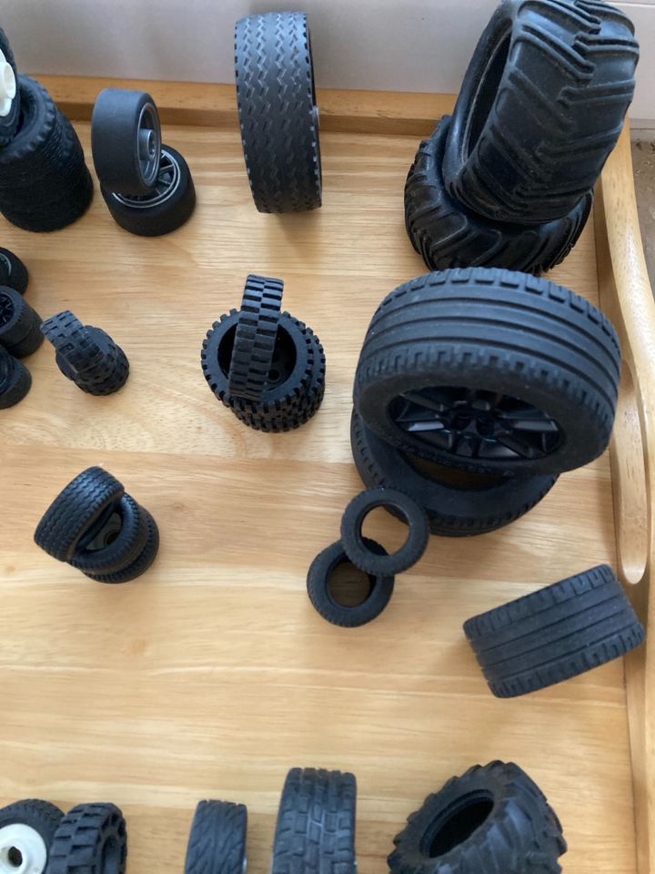 Spielzeug -Auto /Reifen verschiedene Größen in Helsa