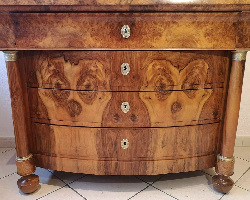 Biedermeier Säulen Kommode / Schreibkommode Nussbaum Antik in Ehringshausen