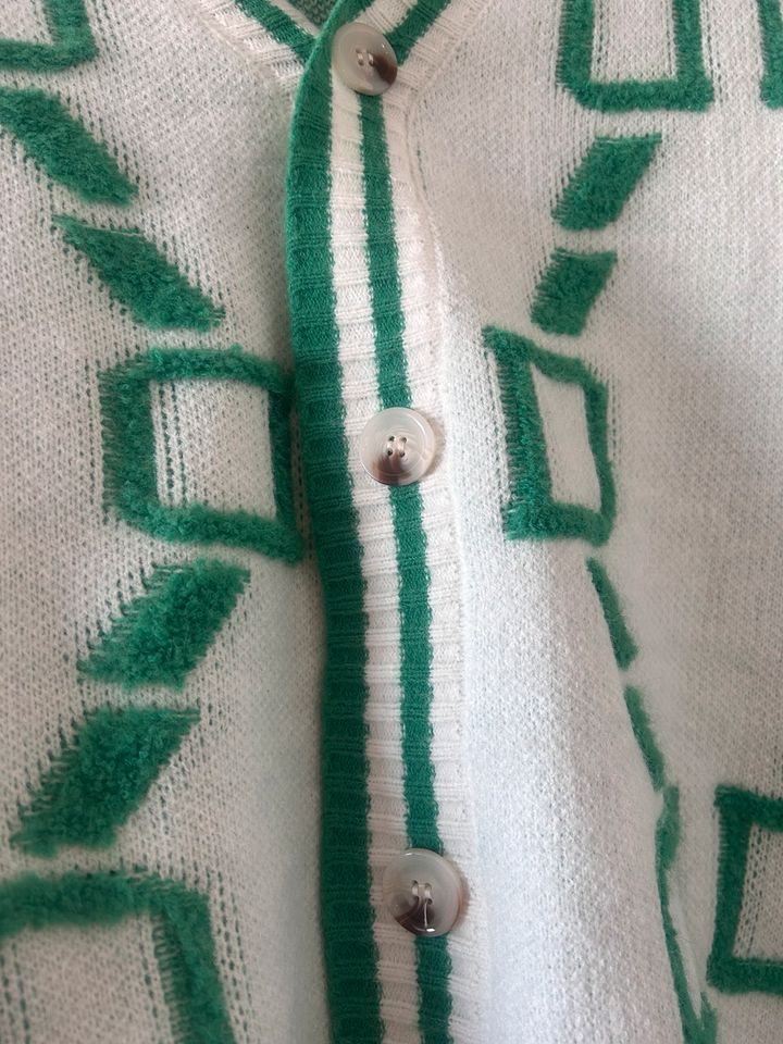 Grüne Strickjacke mit Muster und V- Ausschnitt in Speicher