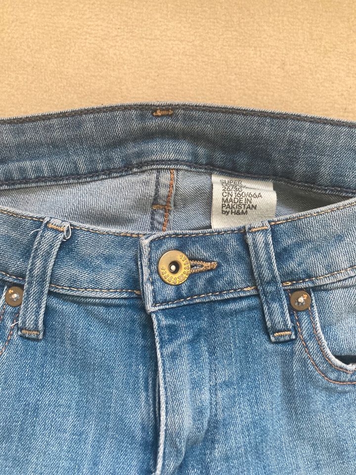Jeans von ‚H&M‘, Größe 26/30 in Bremen