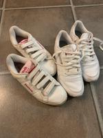 2 paar Damen Sport Schuhe gr 37,5 (Reebok) zusammen nur 15€ Nordrhein-Westfalen - Grevenbroich Vorschau