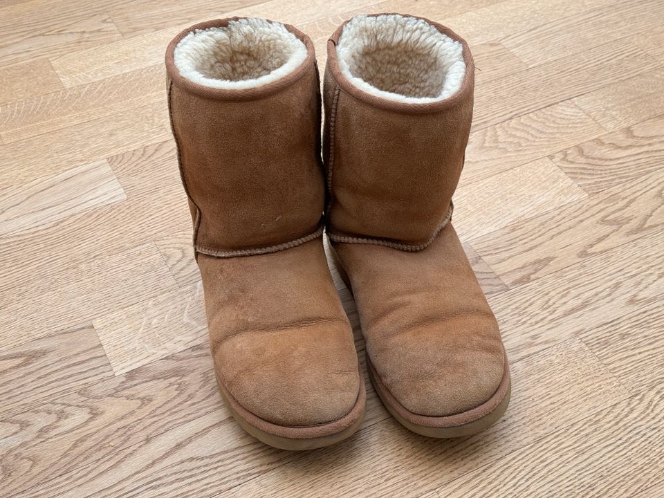 UGG Boot Classic Short Size W9 Größe 40 Camelfarben in Hamburg