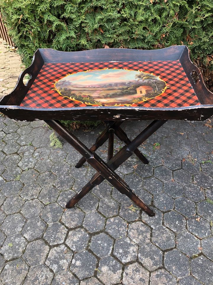 Alter Tabletttisch in Sankt Augustin