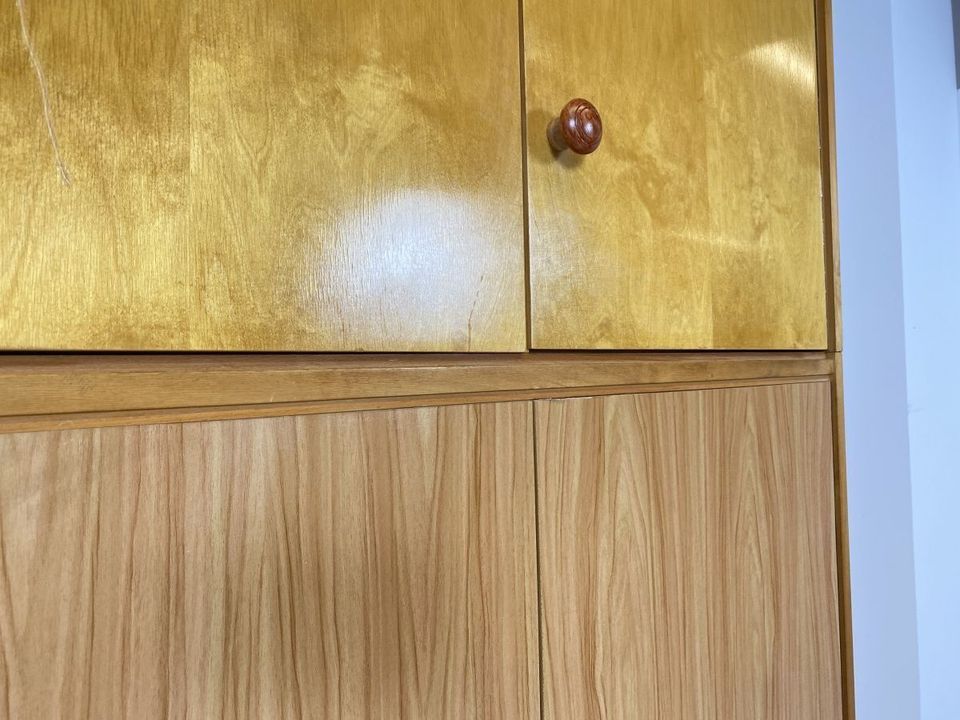 WMK Minimalistischer & gut erhaltener Mid-Century Kleiderschrank aus 1967 in Buche & Birke mit ausreichend Stauraum & konischen Füßen # Schrank Schlafzimmerschrank Wardrobe Wäscheschrank Vintage 60er in Berlin