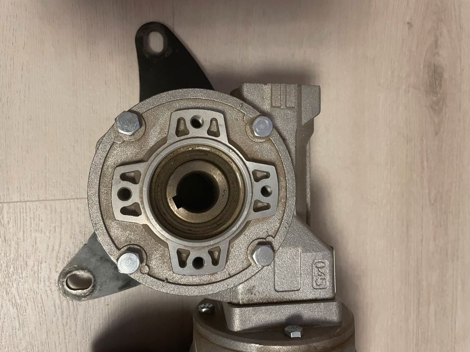 Lenze Getriebemotor/ Schneckenmotor EERA 063-X2E SIL in Himmelkron