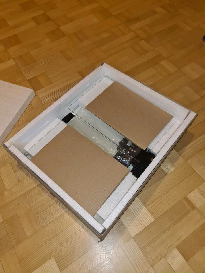Glas Vitrine zerlegbar mit zwei Türen mit Druckmagnete in Karlsruhe