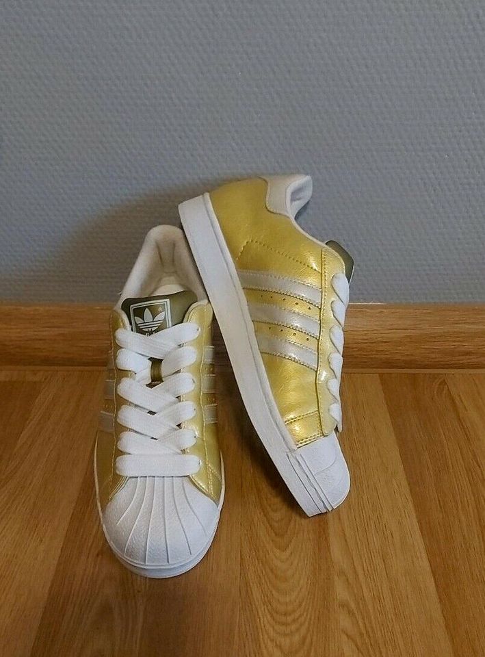 Vintage ADIDAS SUPERSTAR II Lack Sneaker 41 1/3 Gold/Weiß 2001 in  Brandenburg - Blankenfelde-Mahlow | eBay Kleinanzeigen ist jetzt  Kleinanzeigen