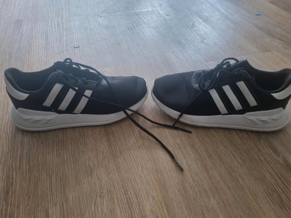 Adidas Schuhe Gr. 31 in Aachen