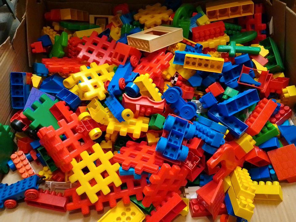 Lego Bau Steine voller Karton 100 Stück in Iserlohn