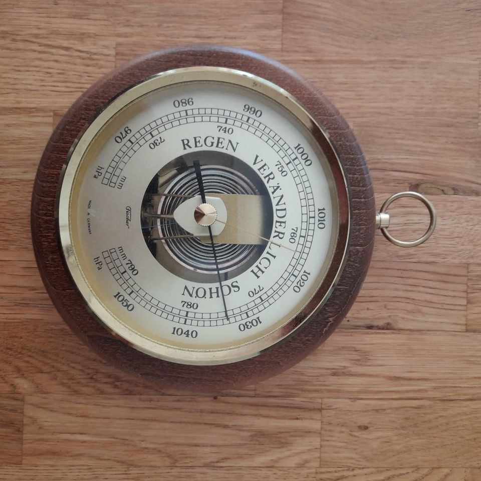Barometer mit Holzumrandung in Bocholt