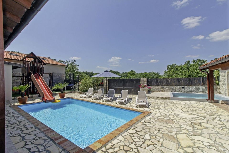 Ferienhaus mit Pool in Jakovi (Kroatien) für 10 Personen in Hermannsburg