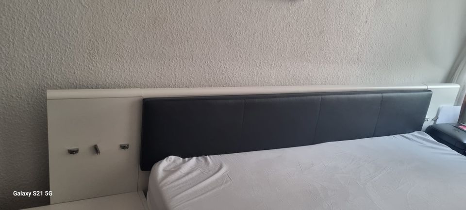 Ein großes weißes Schlafzelt mit einer kleinen Schublade 180\200 in Hagen
