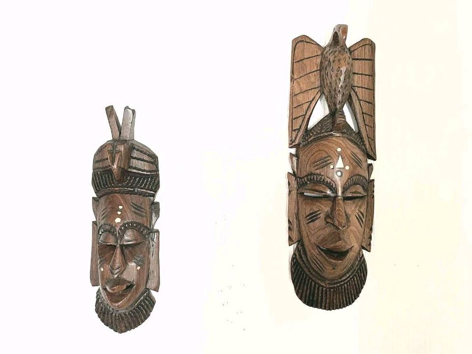2 afrikanische Holzmasken Wanddeko 45 und 37 cm hoch in Heusweiler