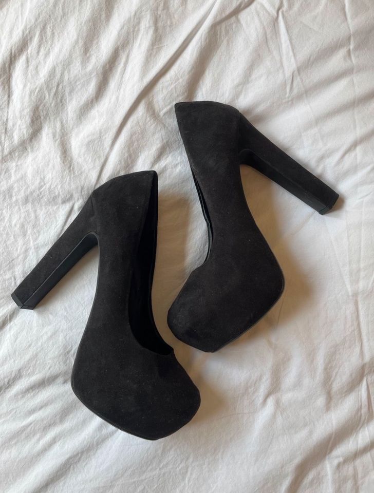 Pumps in Schwarz mit hohem Absatz H&M in Berlin