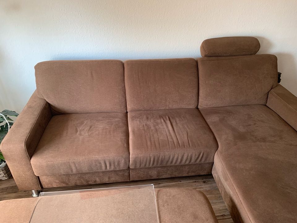 Couch + Tisch und Unterlage von Kabs in Malente