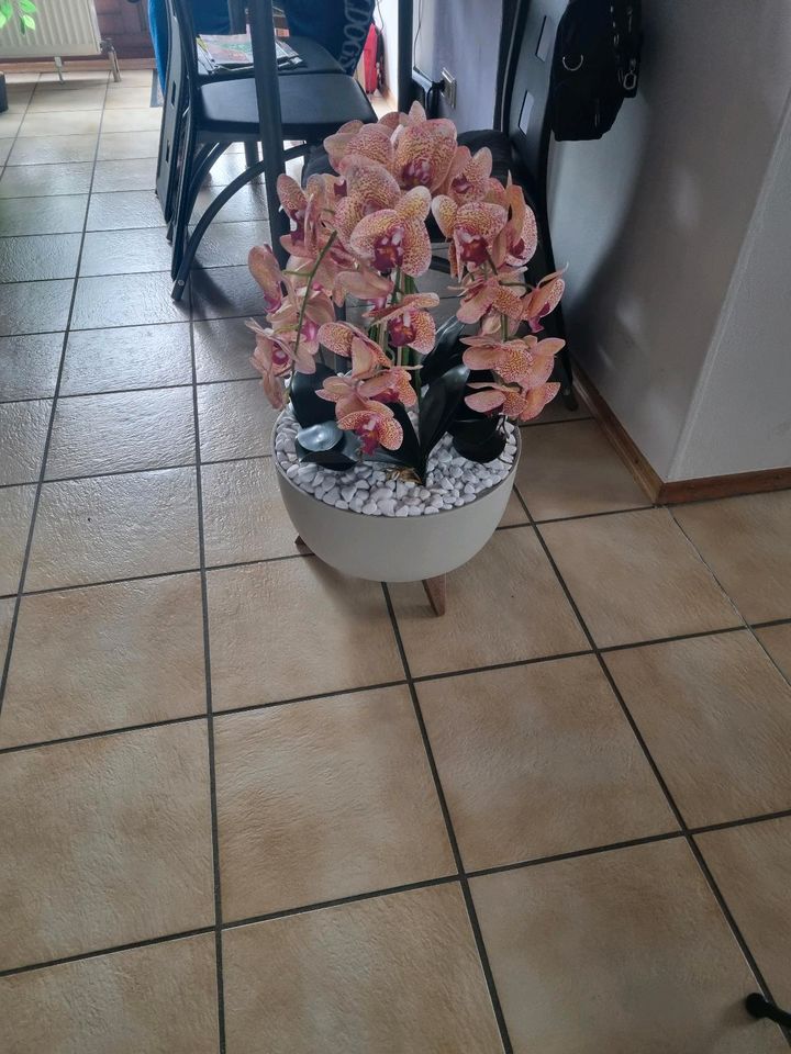 Künstliche Orchidee mit weißen Ziersteinen in Bischoffen