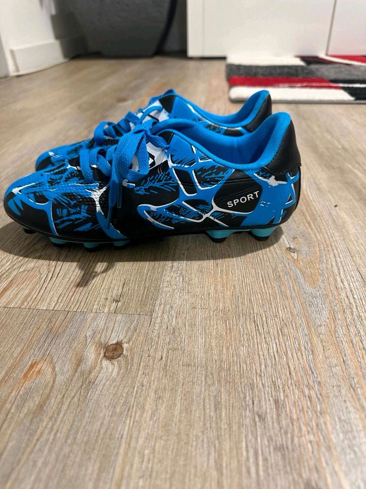 Blauer Fußball schuh in Lübeck