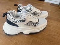 Turnschuhe / Sneaker Gr. 37 NEU Nordrhein-Westfalen - Solingen Vorschau