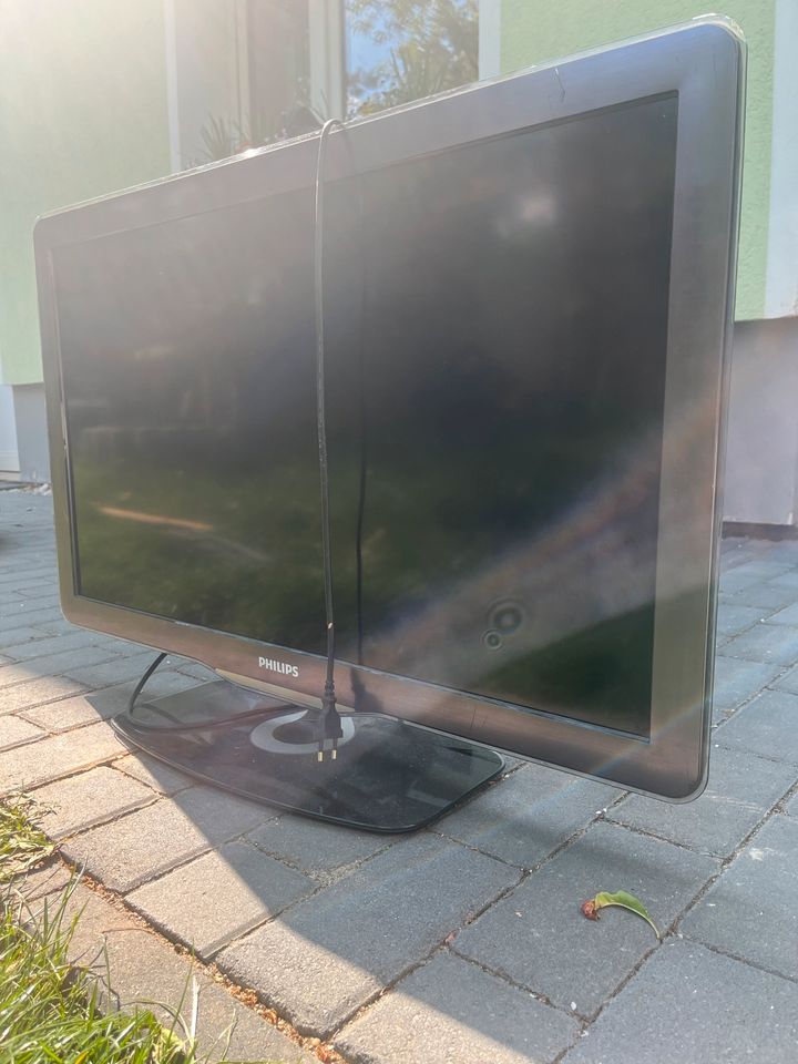 Philips Fernseher mit Fernbedienung in Leipzig