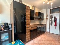 Neuwertige Küche in Hochglanz Lack schwarz mit Holzdekor! TOP Nordrhein-Westfalen - Lüdenscheid Vorschau