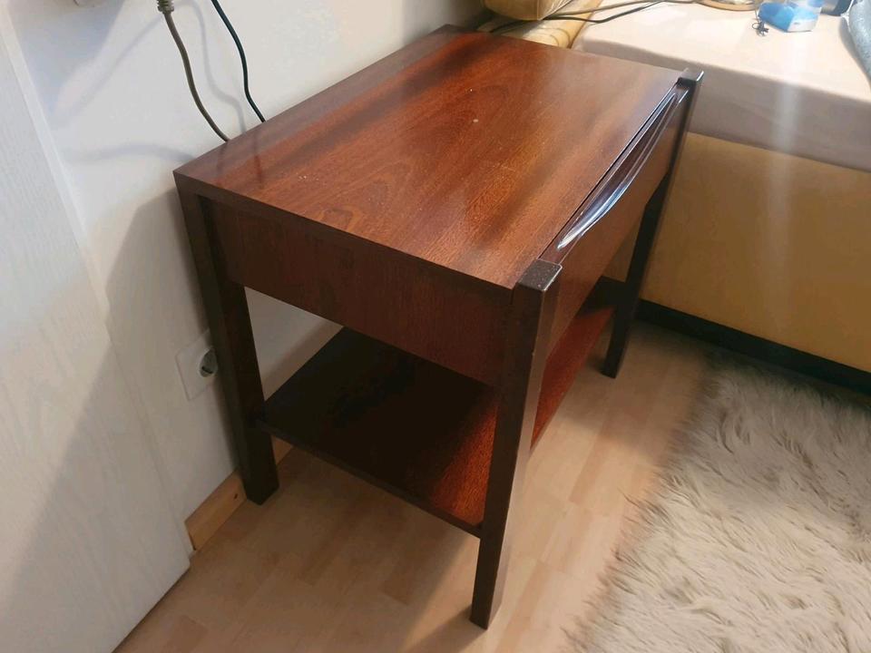 LETZTE CHANCE:  2 Nachttische mit passenden Bookshelves in Olching