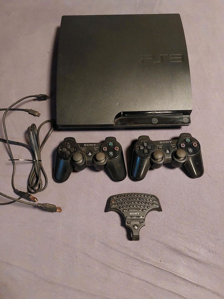 Playstation 3 mit Controller und Spiele Tastatur in Bad Aibling