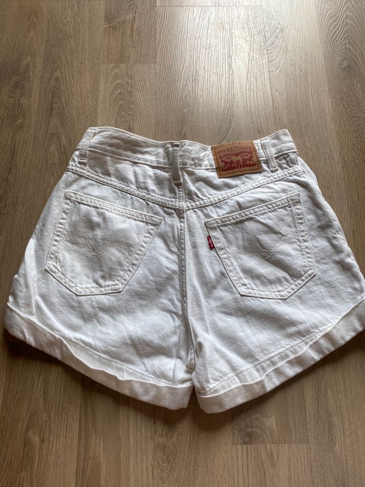 Levis A-Line Mom Jeans Shorts weiß in Worms
