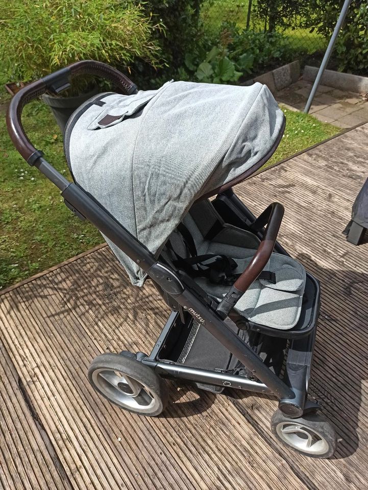 Kinderwagen Mutsy i2 mit Babyschale und Kindersitz in Düsseldorf