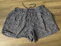 Kurze Shorts mit Zickzack Muster Gr. 36 Bayern - Holzheim a. Lech Vorschau