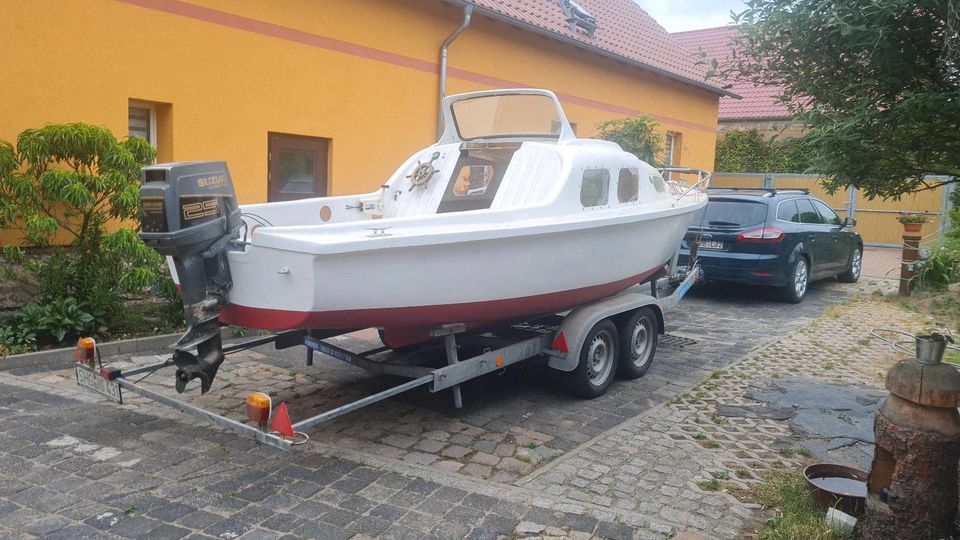 Kajütboot mit Motor und Trailer in Brandenburg an der Havel