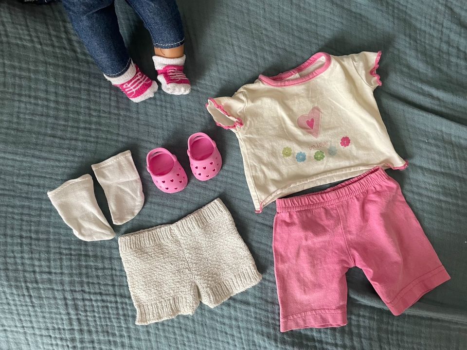 Babypuppe und Kleidung in Köln