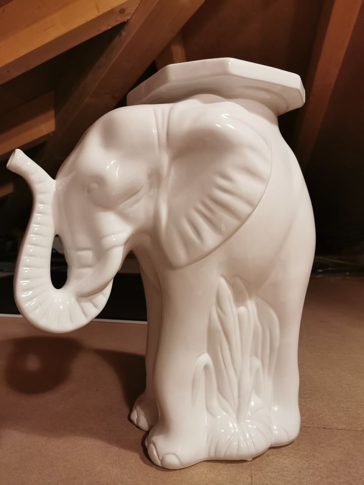 Porzellan - großer Elefant - 45 cm - (Blumenständer) in Oberottmarshausen